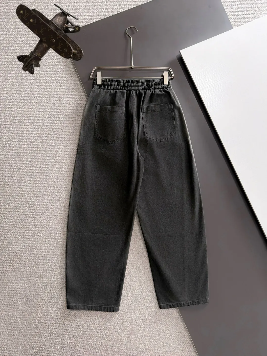 Next day shipment P195 Balenciaga High Quality 2026 Autumn and Winter New Arrival elastic band casual pants, counter-customized fabrics, Breathable, high comfort, impeccable details, brand element design concept, reflecting high quality. It feels delicate and soft! It presents a casual cut and the upper body shape is great! Sizes:S-3XL
